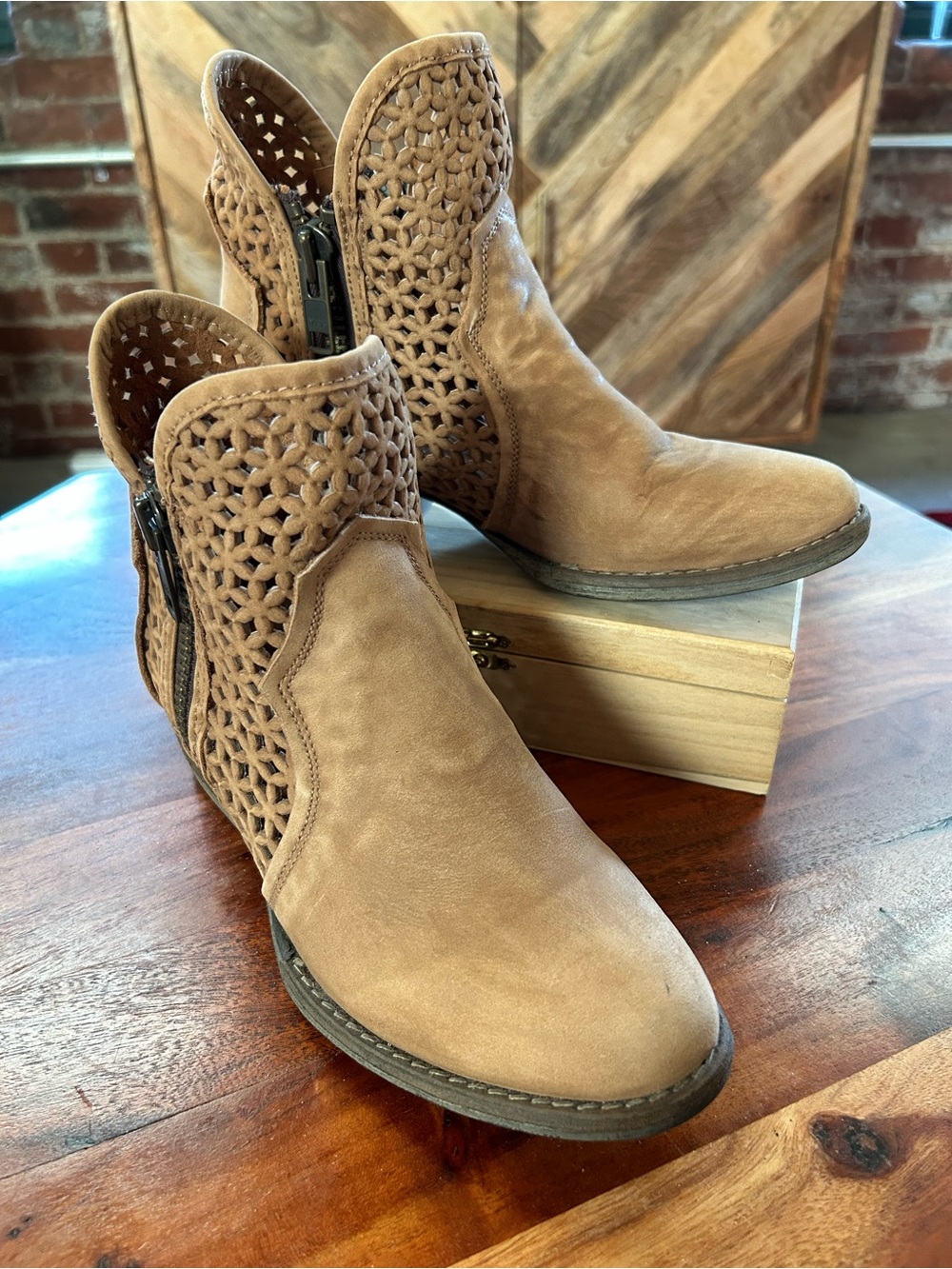 Circle G Shortie Laser Cut Leather Cowboy Booties Tan - Size 7.5
